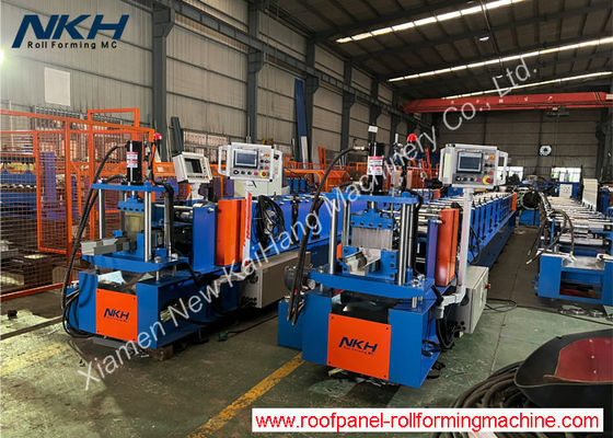 Une machine de formage de métaux, une gouttière d' eau, un flash.