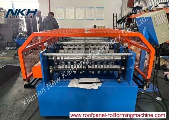 Machine de découpe et de formage de bords pour panneau de porte de volets ou rideau de porte